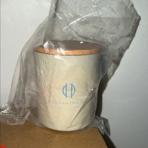 Ocean House Scented Candle with Wooden Lid - Cream - Picture 5 of 6